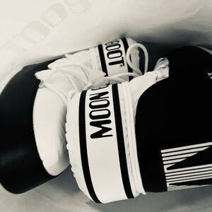 Brand new ICON LOW WHITE NYLON MOON BOOTS
size 39/41